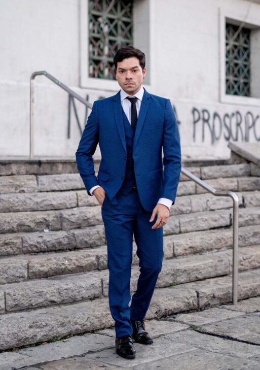 Traje Azulino Microcuadros de Lana Súper 100 – Tres Piezas