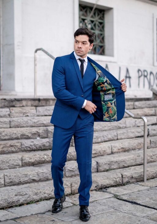 Traje Azulino Microcuadros de Lana Súper 100 – Tres Piezas