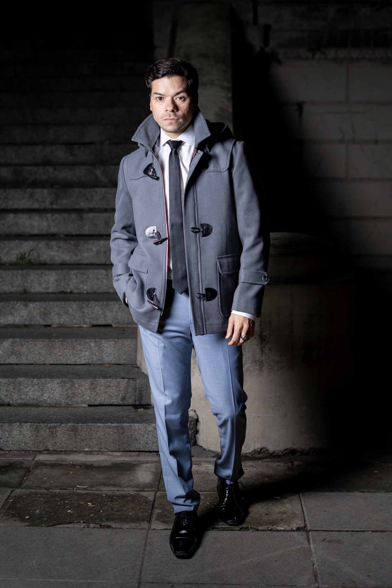 Tapado Montgomery para Hombre en Paño Gris Oscuro con Capucha Desmontable