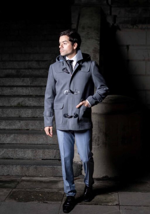 Tapado Montgomery para Hombre en Paño Gris Oscuro con Capucha Desmontable