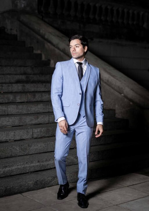 Traje de Tres Piezas Celeste para Hombre en Súper 100 - Elegancia Fresca y Sofisticada