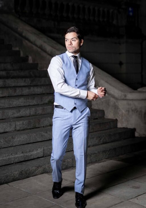 Traje de Tres Piezas Celeste para Hombre en Súper 100 - Elegancia Fresca y Sofisticada