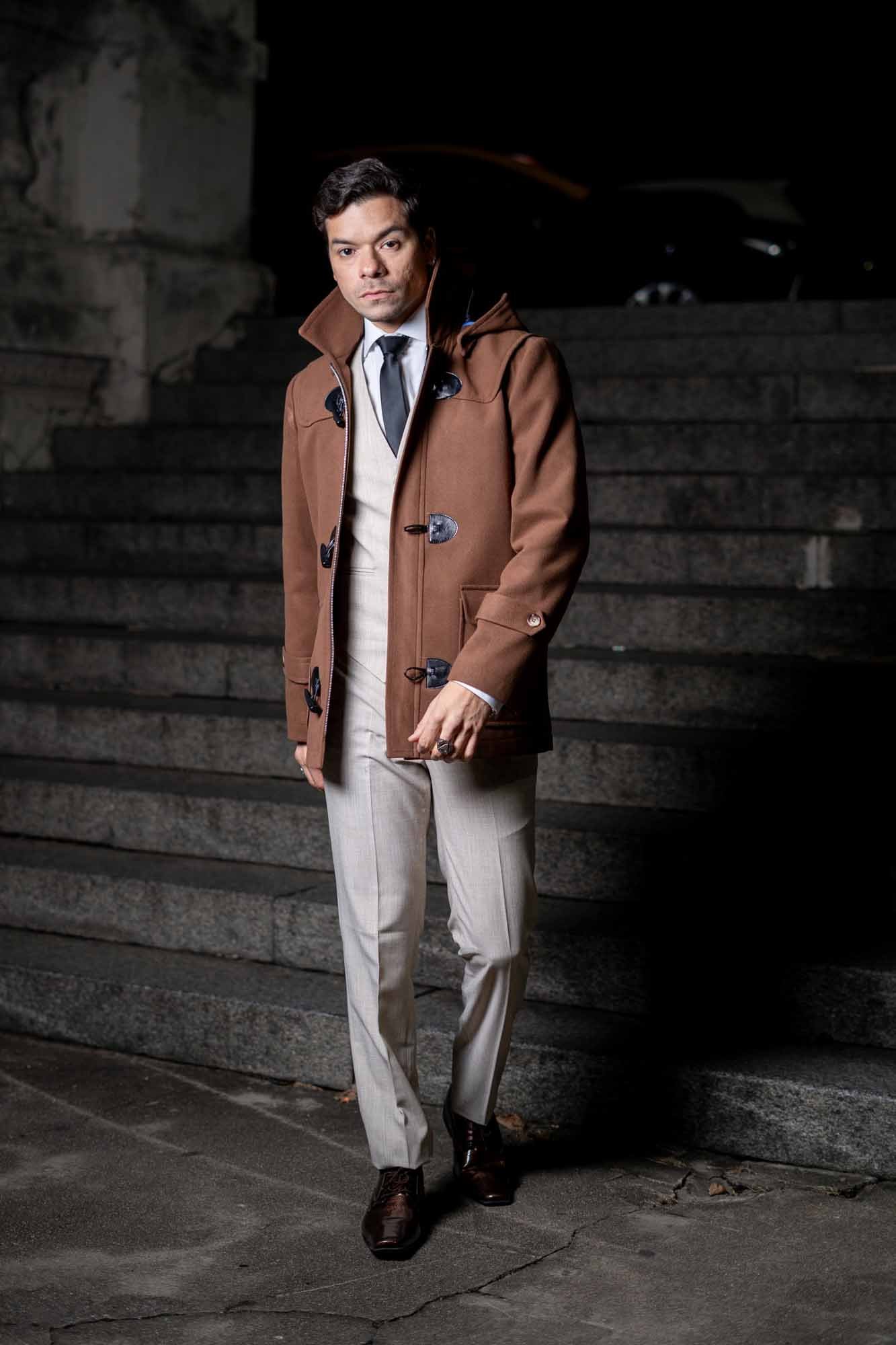 Tapado Montgomery para Hombre en Paño Chocolate con Capucha Desmontable